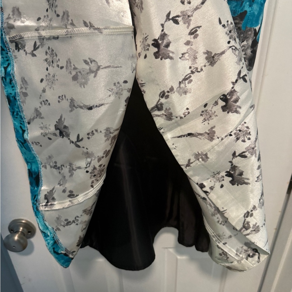 Floral Sleeveless Dress in Blue and Black - Picture 3 of 6